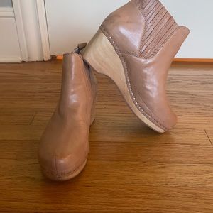 Never worn Kelsi Daggar clog / shootie size 8